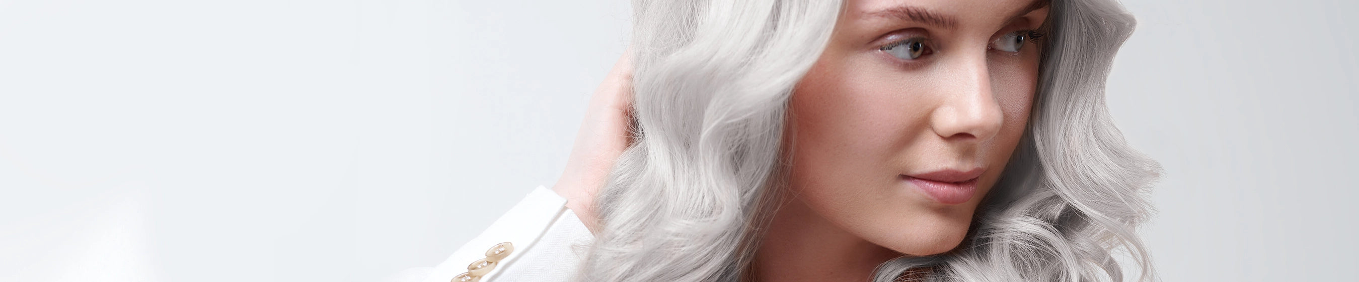 Ung kvinde med lysegråt hår kigger til siden