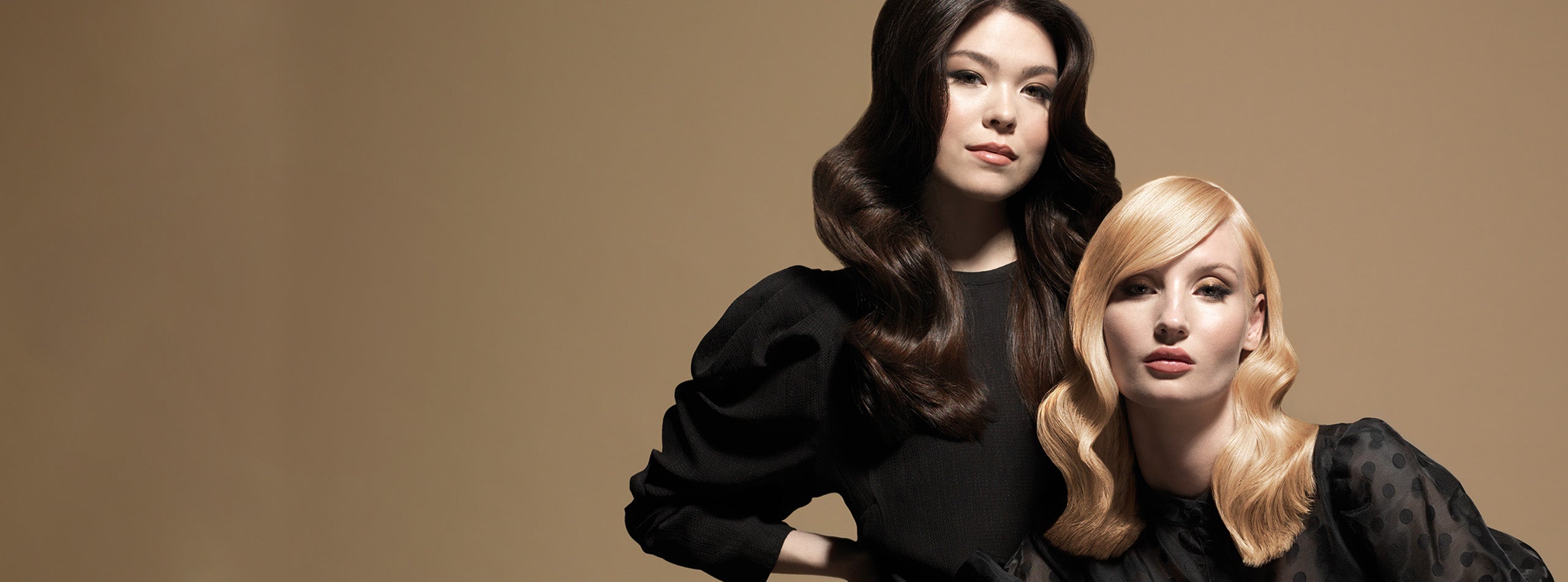 To kvinder med glansfuldt bølget hår i mørkebrun og lys blond nuance mod beige baggrund.