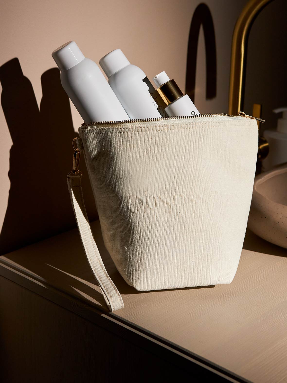Obsessed Haircare beauty bag med produkter