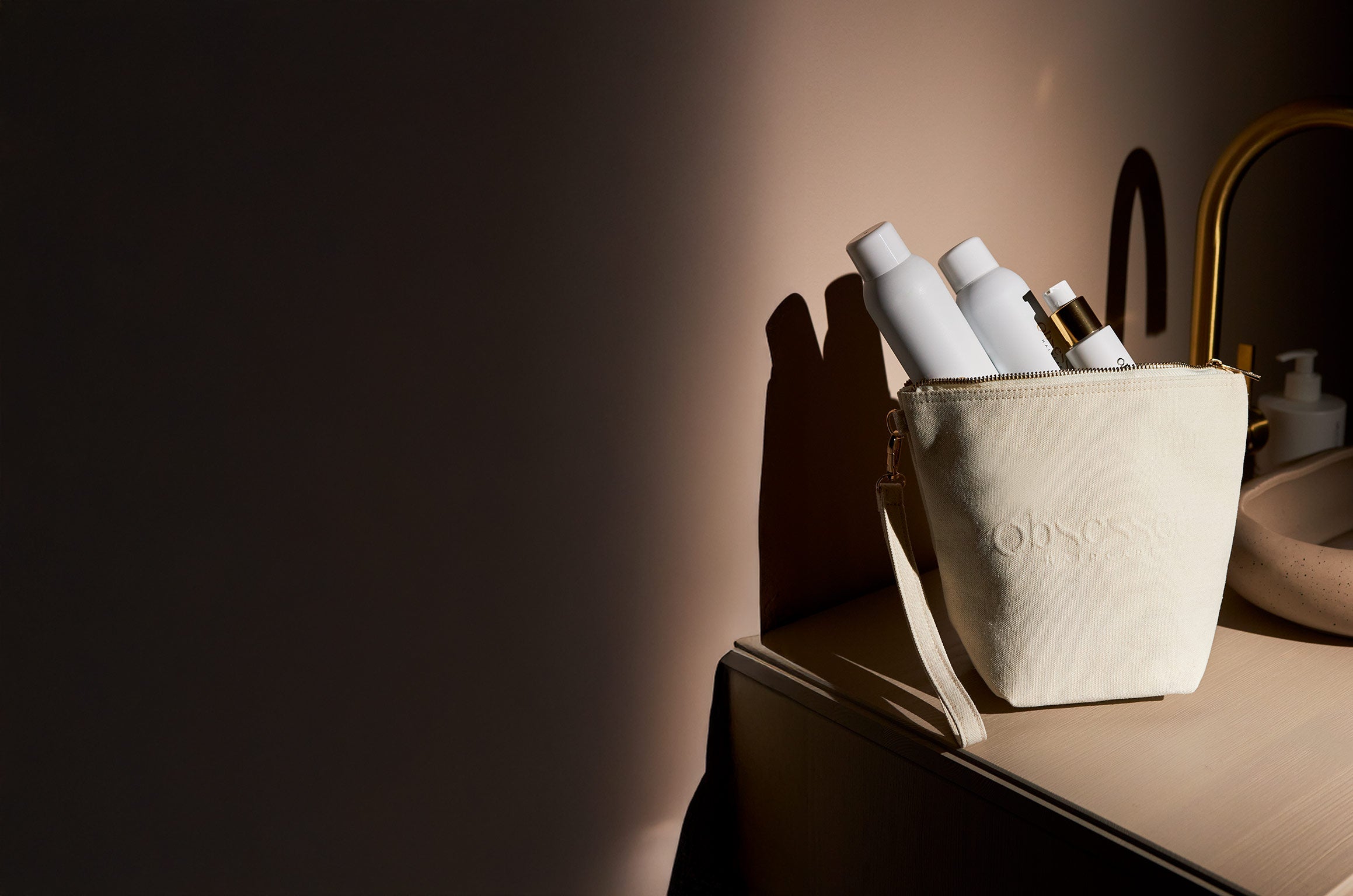 Obsessed Haircare beauty bag med produkter